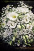 Свадебный букет с розами и гипсофилой