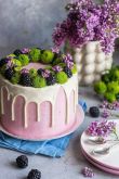 Фиолетовый торт с ягодами