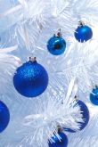 Новогодняя елка белая с синими шарами