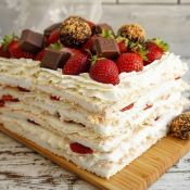 Большой вкусный торт