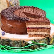 Торт с вырезанным куском
