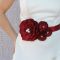 Красная лента на свадебном платье