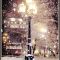 Новогодний фонарь с падающим снегом