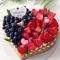 Торт сердце с фруктами и ягодами