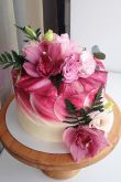 Торт украшенный живыми цветами