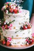 Свадебный торт с цветами и ягодами