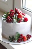 Белый торт с ягодами сверху