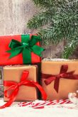 Новогодние подарки коробки под елкой