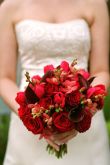 Красный свадебный букет невесты