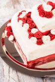 Торт с белыми розами
