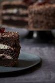 Ленивый шоколадный торт с черной смородиной