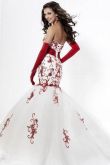 Красно белое свадебное платье