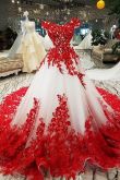 Белое свадебное платье с красным поясом