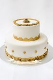 Белый торт с золотыми шарами