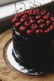 Черный торт с ягодами