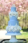 Свадебный торт с голубыми цветами