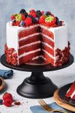 Красный торт на день рождения