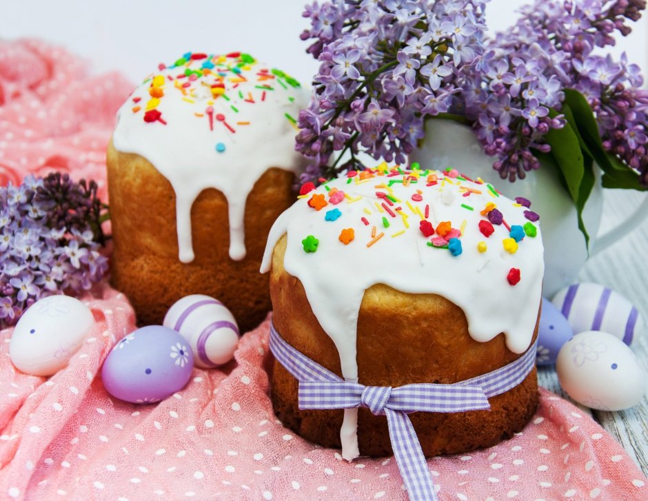 Пасхальные яйца и куличи