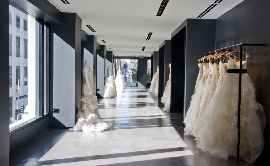 Витрина свадебного салона Vera Wang
