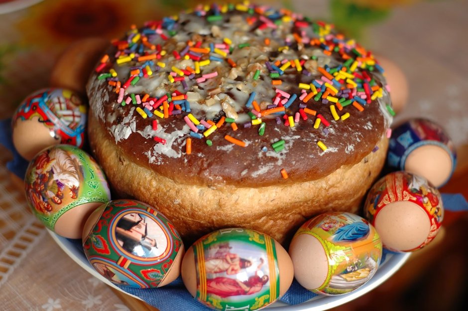 Кулич в руках