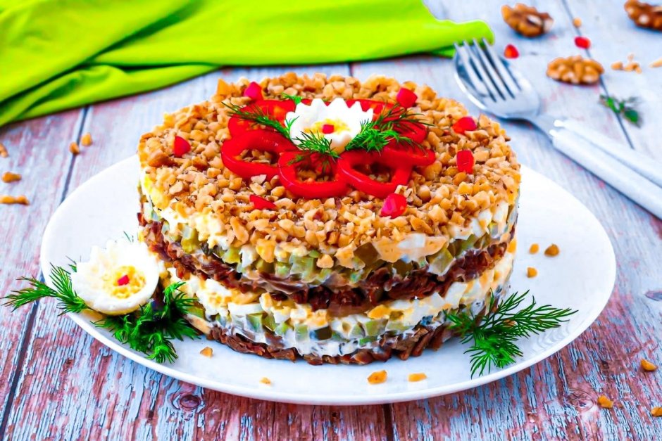 Изумрудный салат с киви и курицей