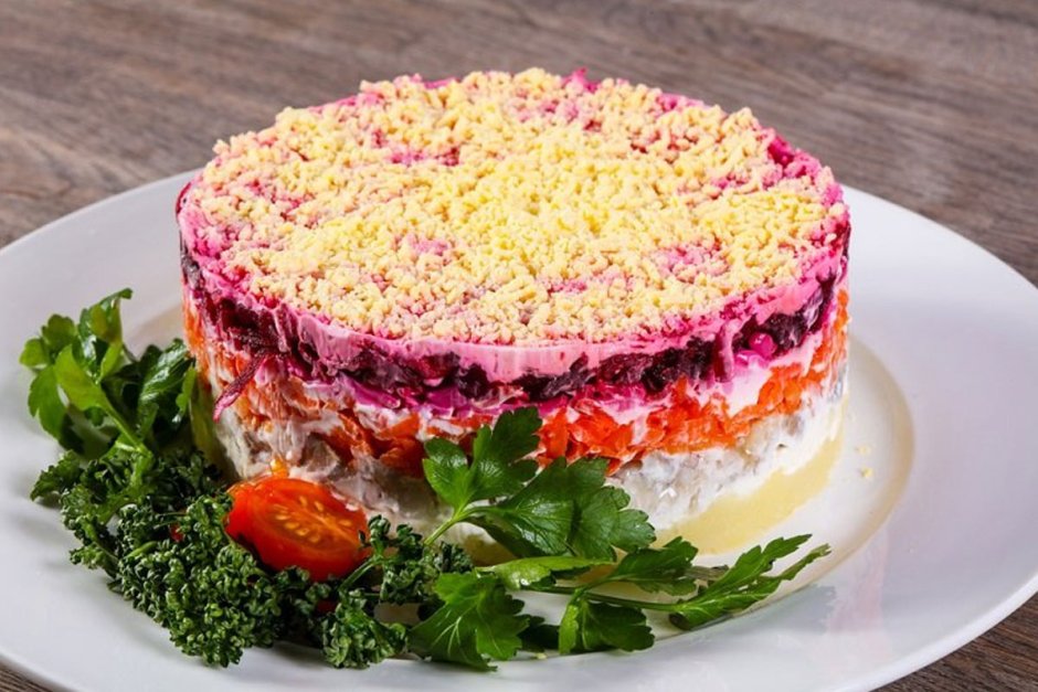 Слоёный салат с курицей и грибами