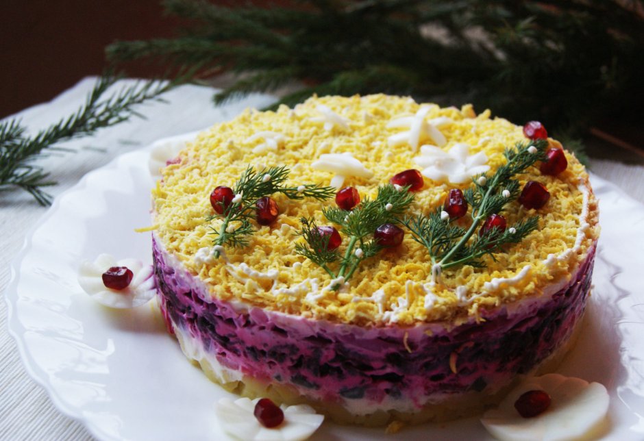 Салат ананасовый с курицей слоеный