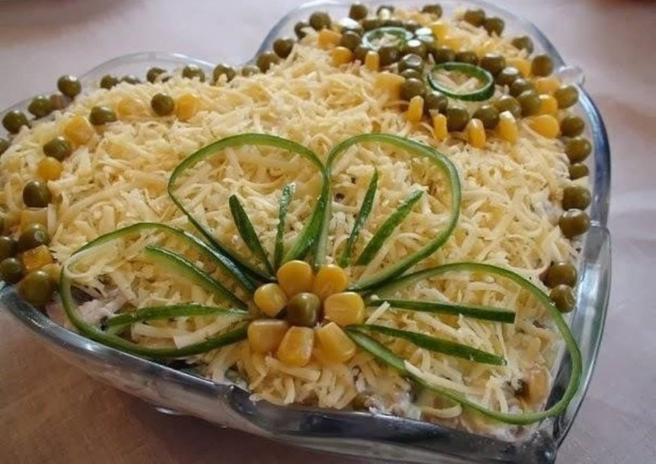 Салат с ананасом и курицей и сыром и грецким орехом
