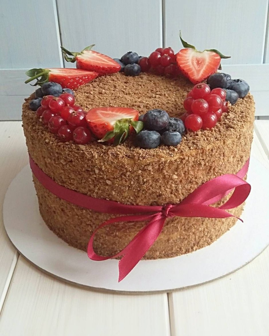 Украшение медовика клубникой и черешней