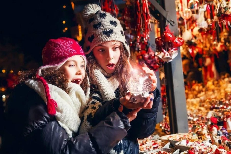 Семья перед телевизором новый год