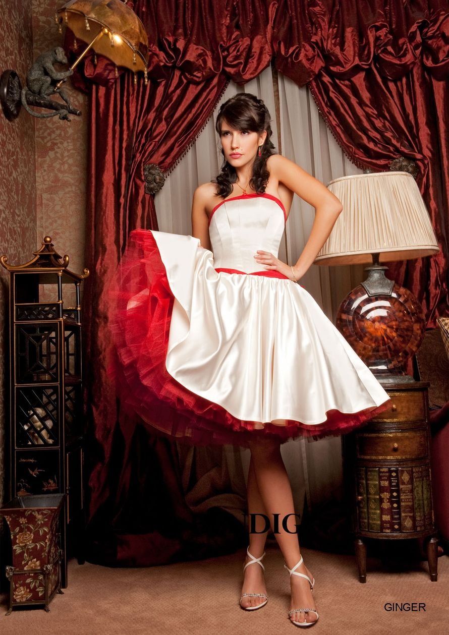Красно белое платье