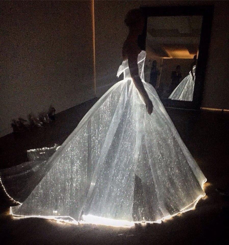 Светящееся платье платье Клэр Дейнс
