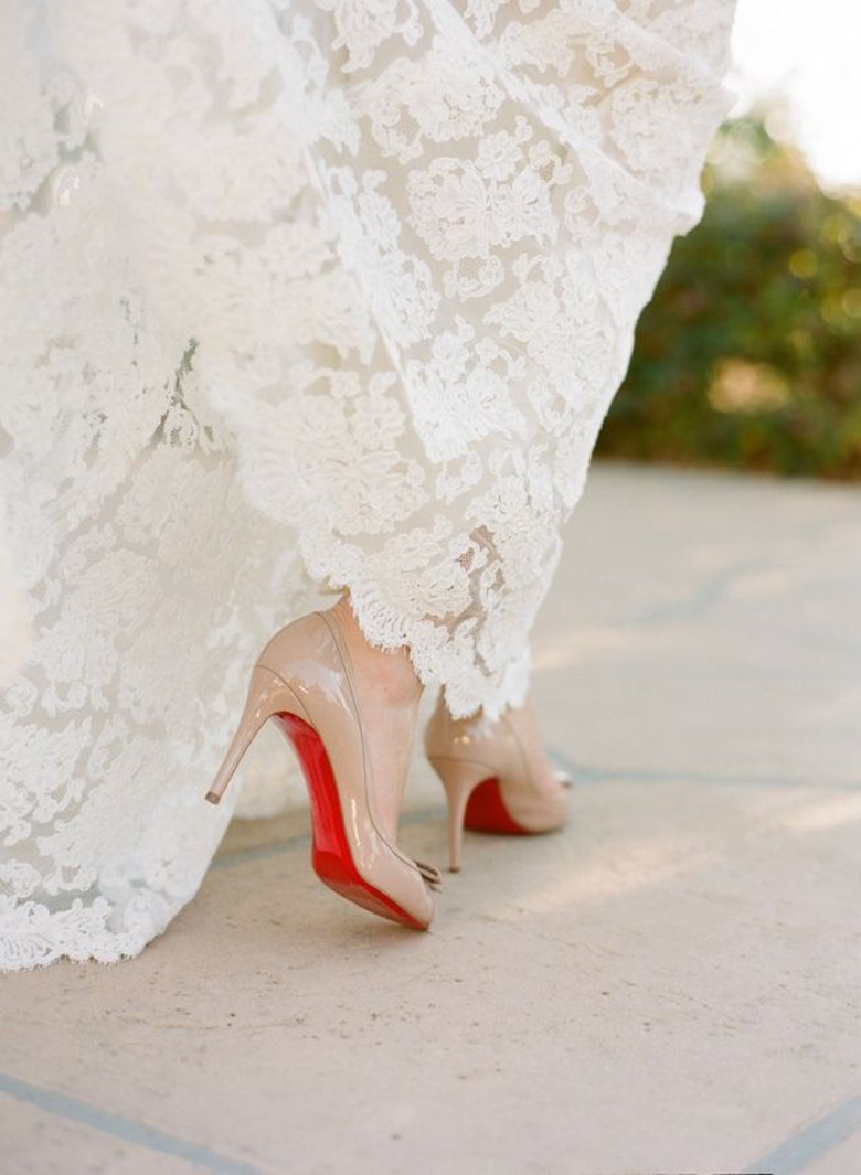 Бежевые босоножки под свадебное платье
