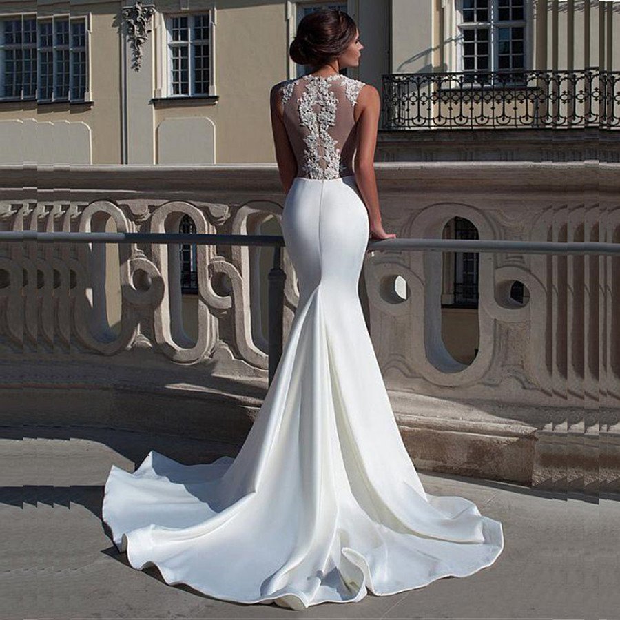 Белое атласное платье