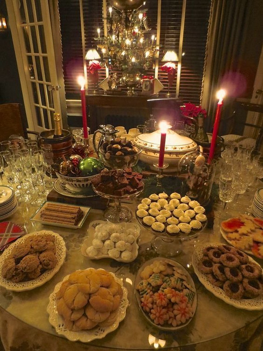 Рождественский стол с едой