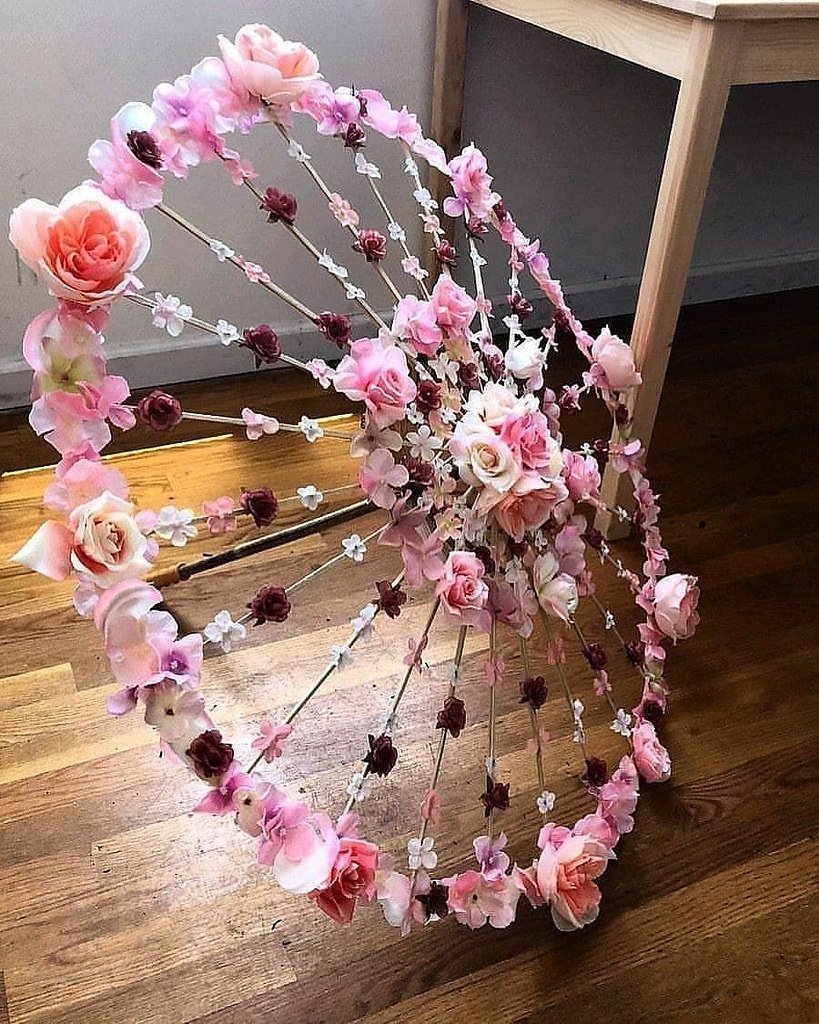 Декор из зонтика с цветами