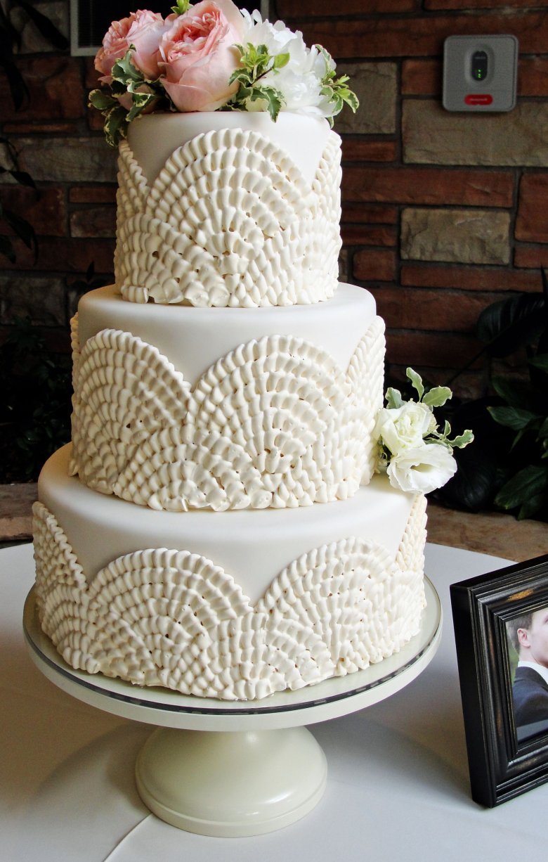 Свадебный торт украшенный кремом