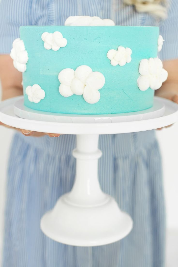 Торт голубой с облачками