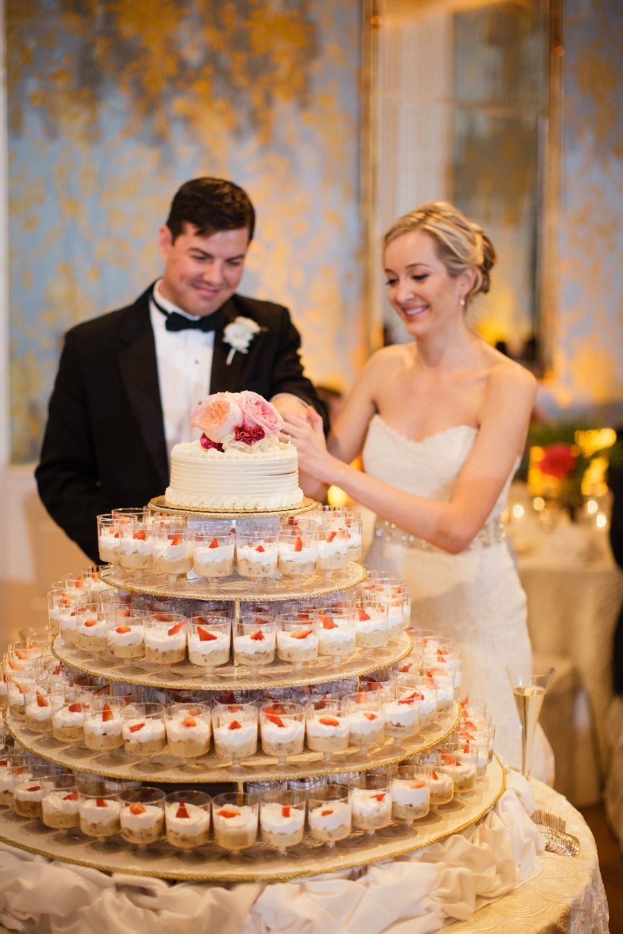Торт свадебный двухъярусный кремовый