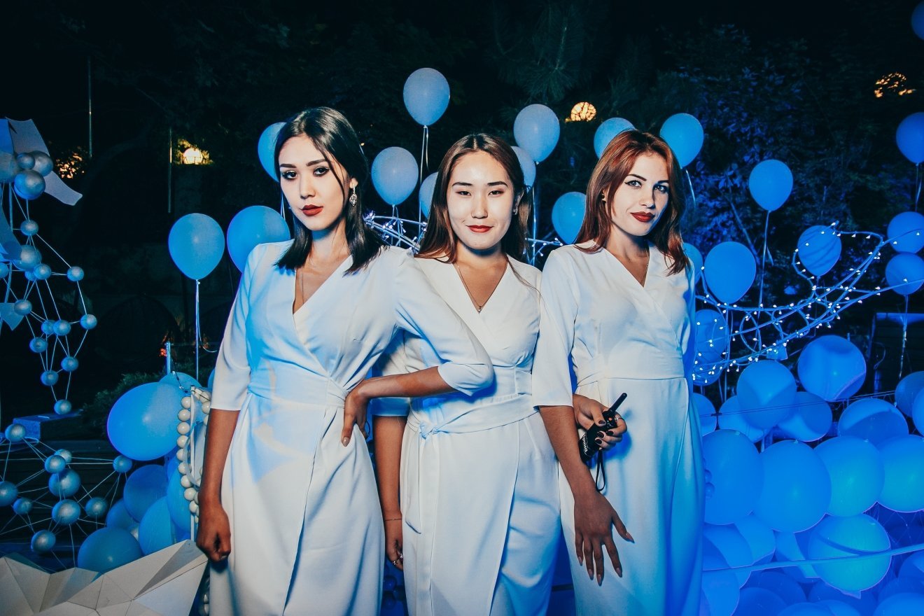 White party. Вечеринка в белом стиле. Вечерина в белом стиле. Новогодняя вечеринка в белом стиле. Вечеринка в стиле White Party.