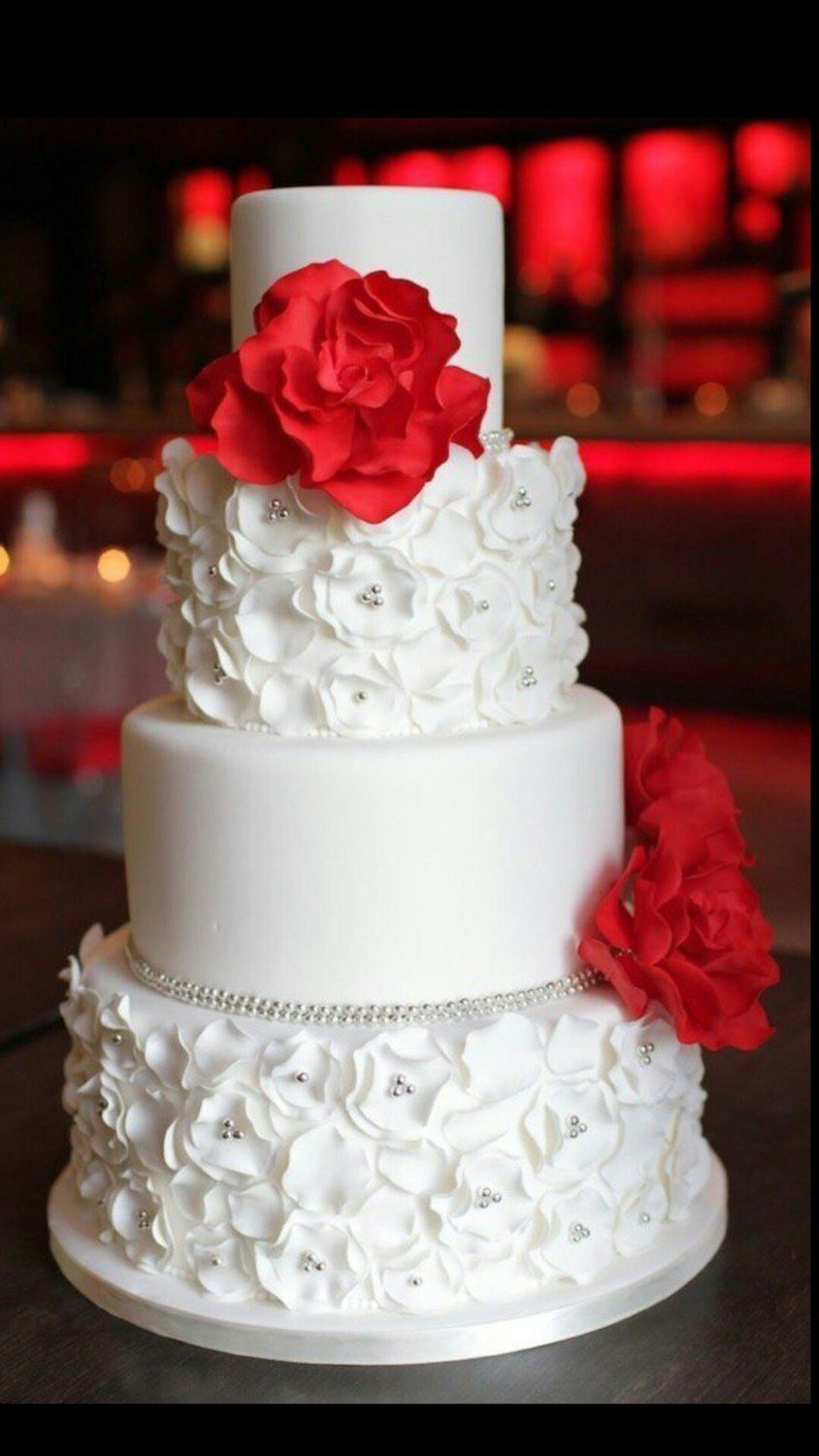 Украшение свадебного торта живыми цветами