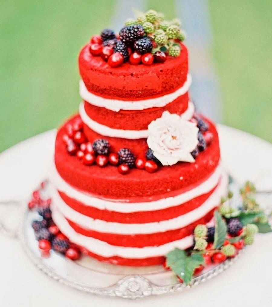 Торт с красным декором