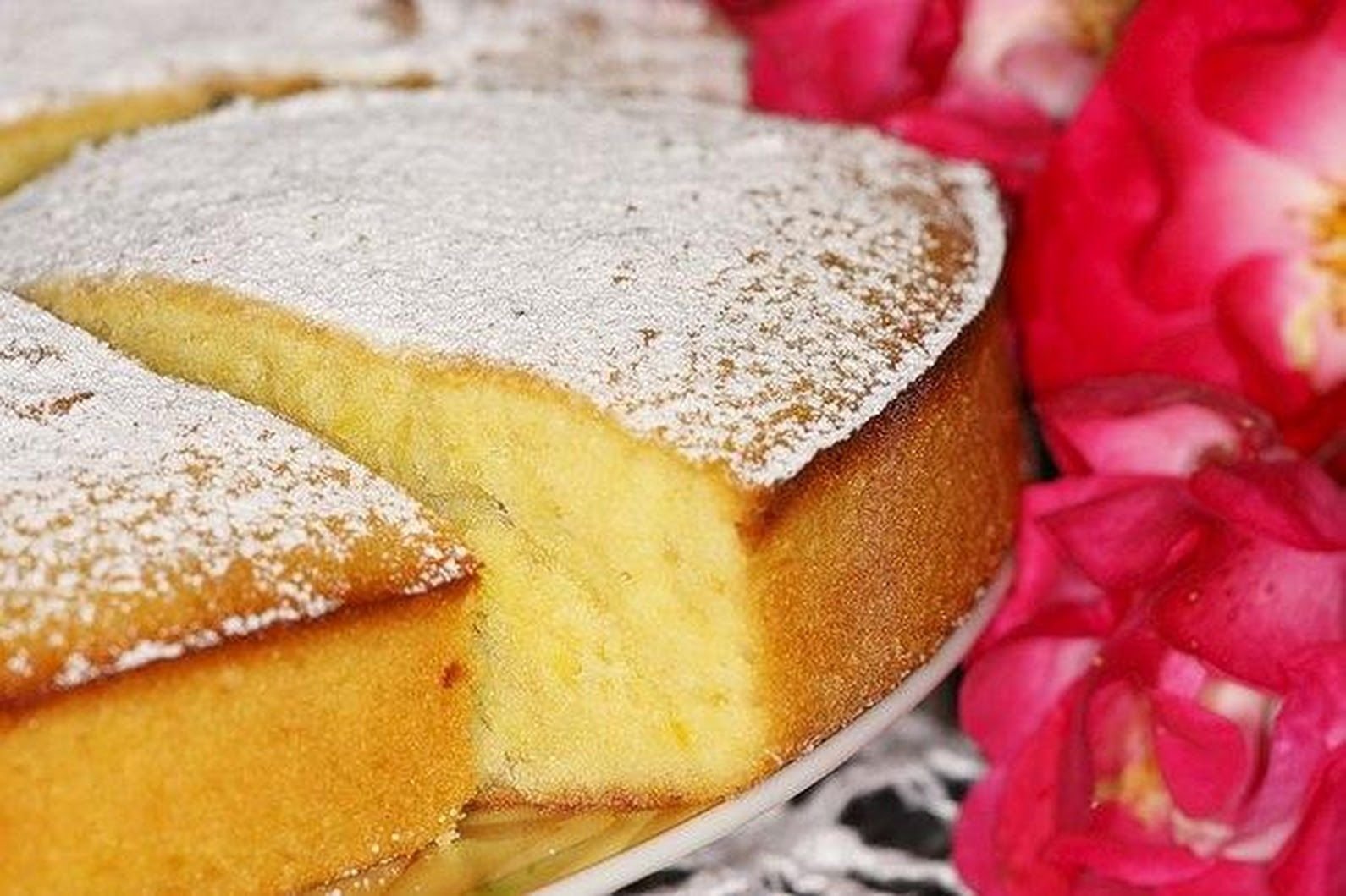 Бисквитное тесто выпекают. Бисквит манник на кефире. Лимонный манник. Бисквитное тесто для торта. Бисквит для торта пышный.