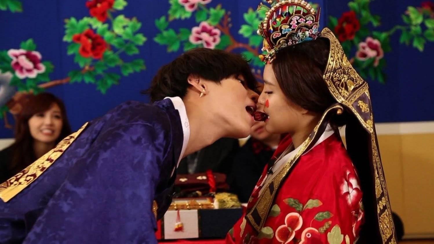 Мужчина и женщина корейский. Ченчи корейская свадьба. Тэмин и Наын поцелуй. Саджани Корея. Южной Кореи . Корейская свадьба.