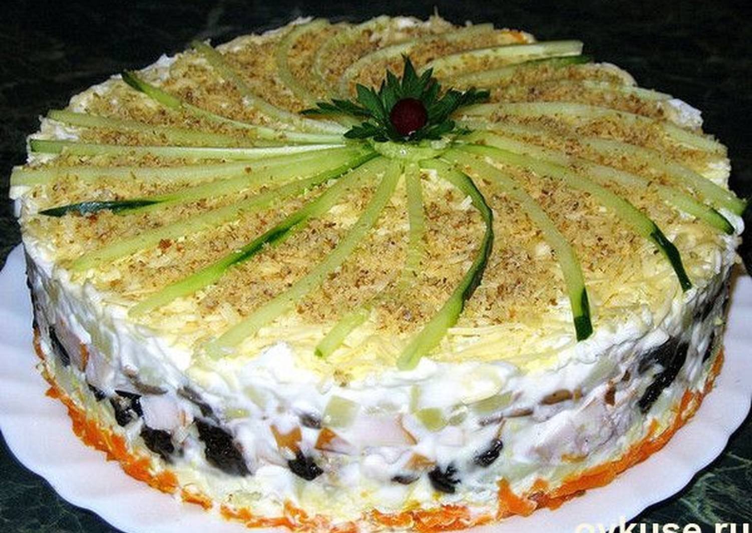 Закусочный торт праздничный. Праздничные салаты на день рождения. Салат с курицей и черносливом слоеный. Салат торт. Украшение слоеных салатов.