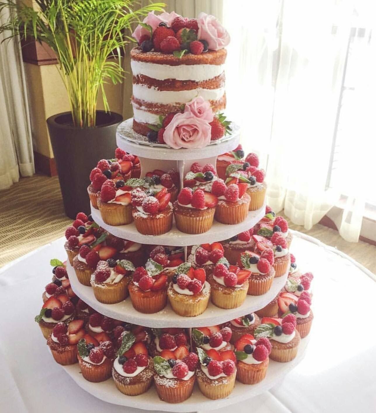 Фото трехъярусного. Свадебный торт с капкейками. Многоярусный торт. Свадебные пирожные. Свадебный торт с пирожными.