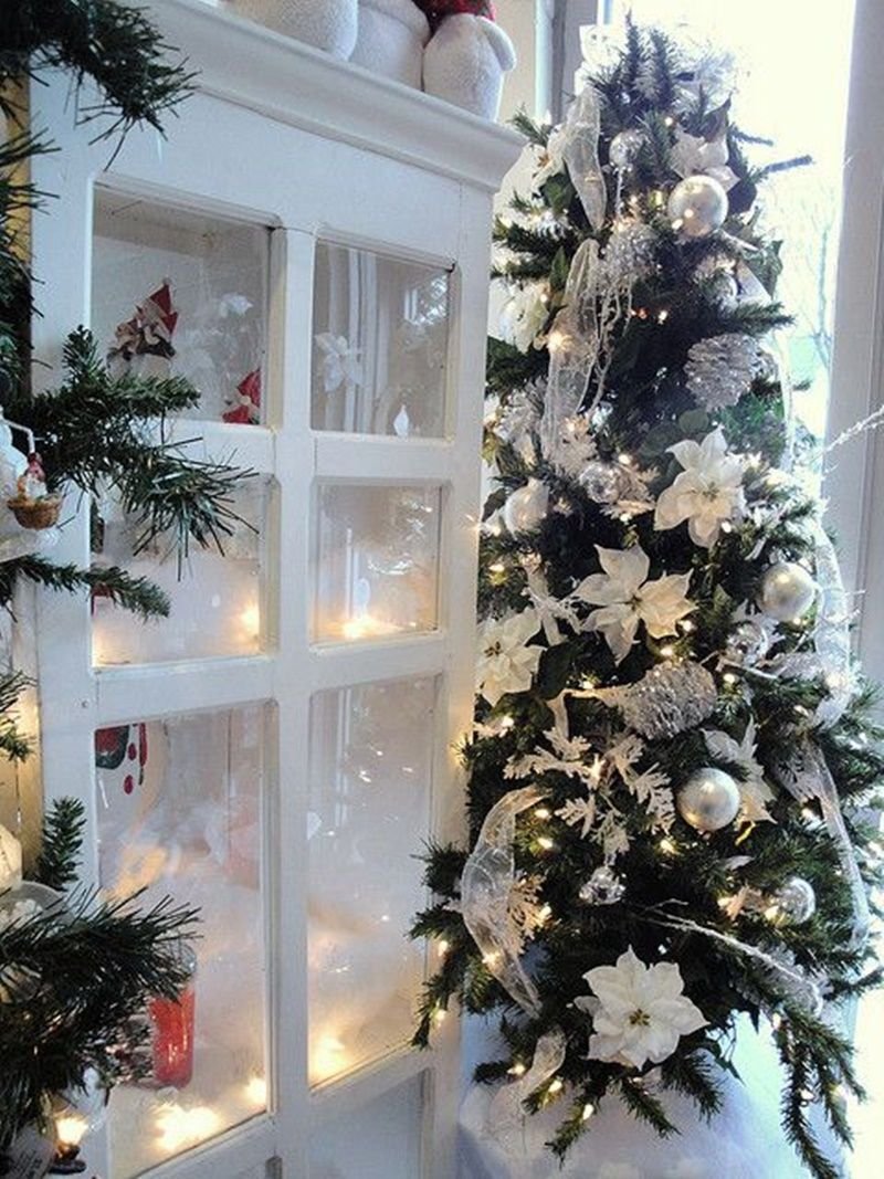Декор новогодней елки в белом цвете