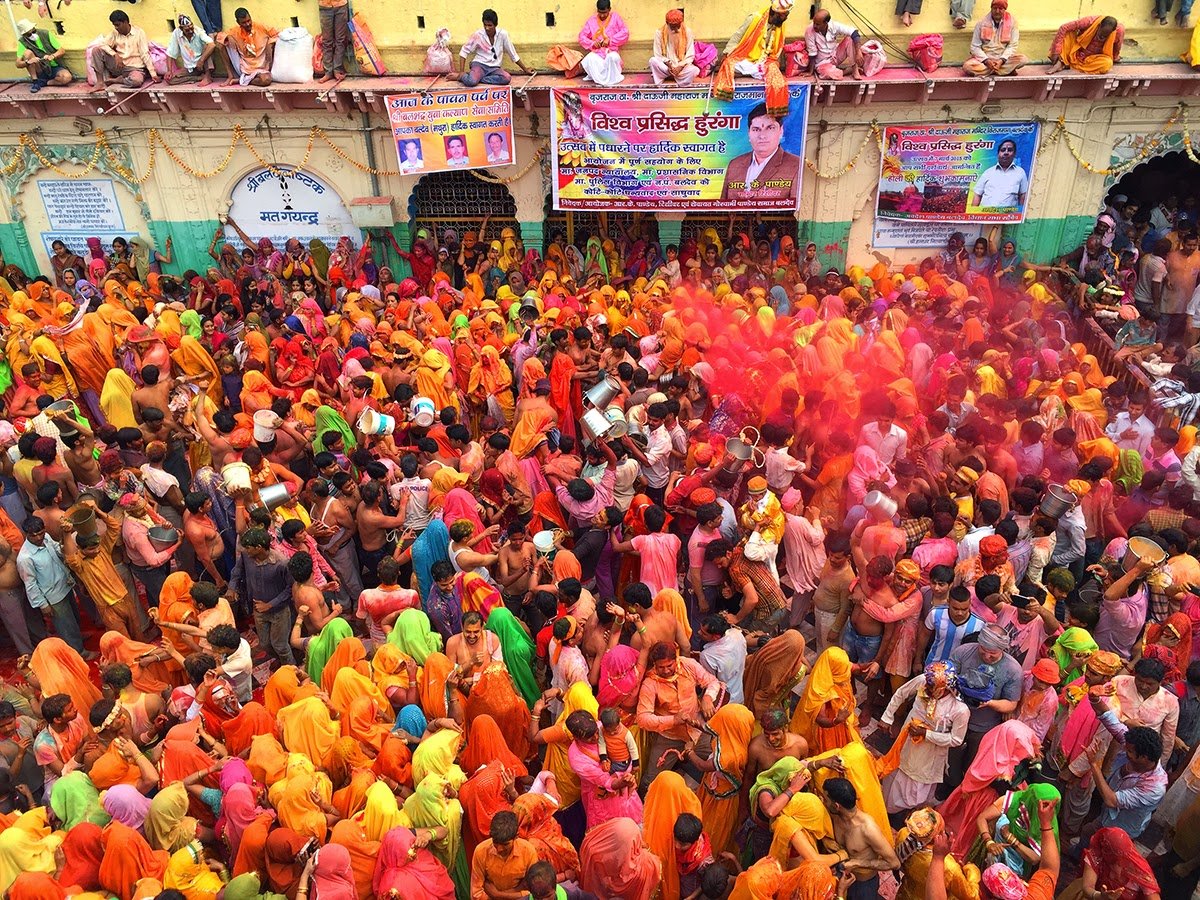 Что значит фестиваль. Праздник красок Холи в Индии. Праздник красок Холи в Индии кратко. Праздник цветов в Индии. Фестиваль красок Холи украшения.
