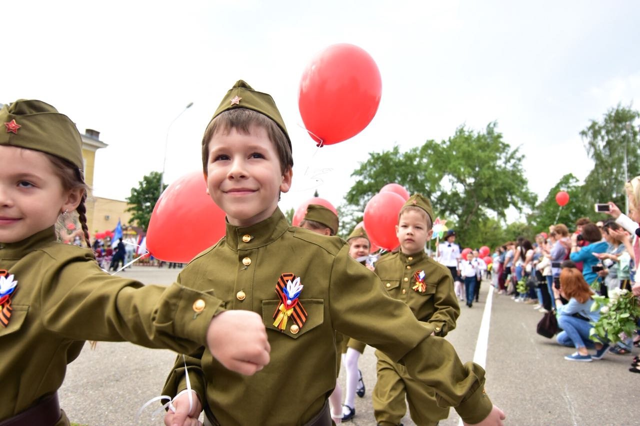 Сайт военной детской. Дети в военной форме. Дети в военной форме на 9 мая. День Победы для детей. Дети на параде 9 мая.