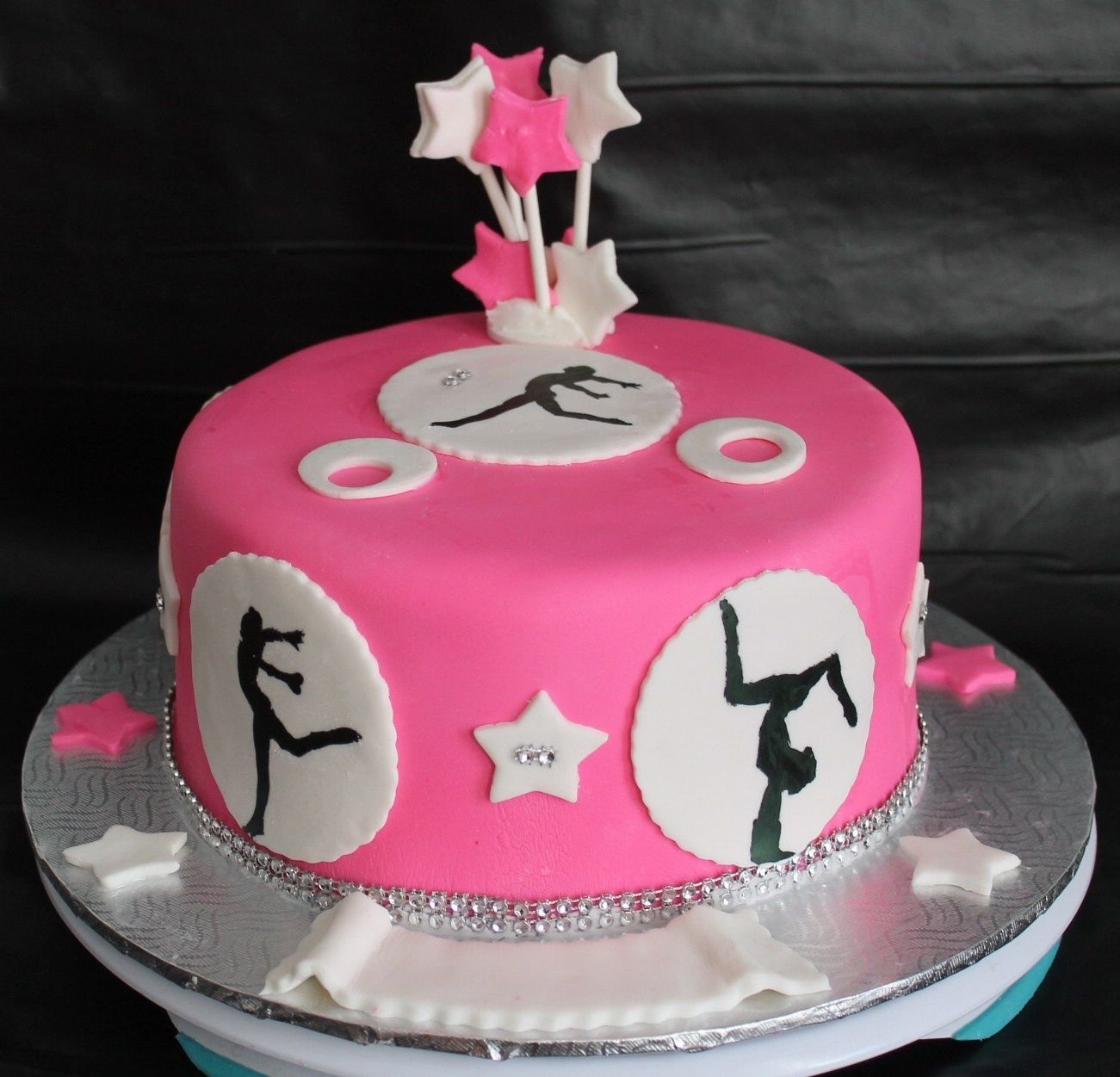 Торт для гимнастки. Торт с гимнасткой для девочки. Торт гимнастке на день рождения. Торт с акробаткой для девочки. Торт с гимнасткой для девочки на день рождение.
